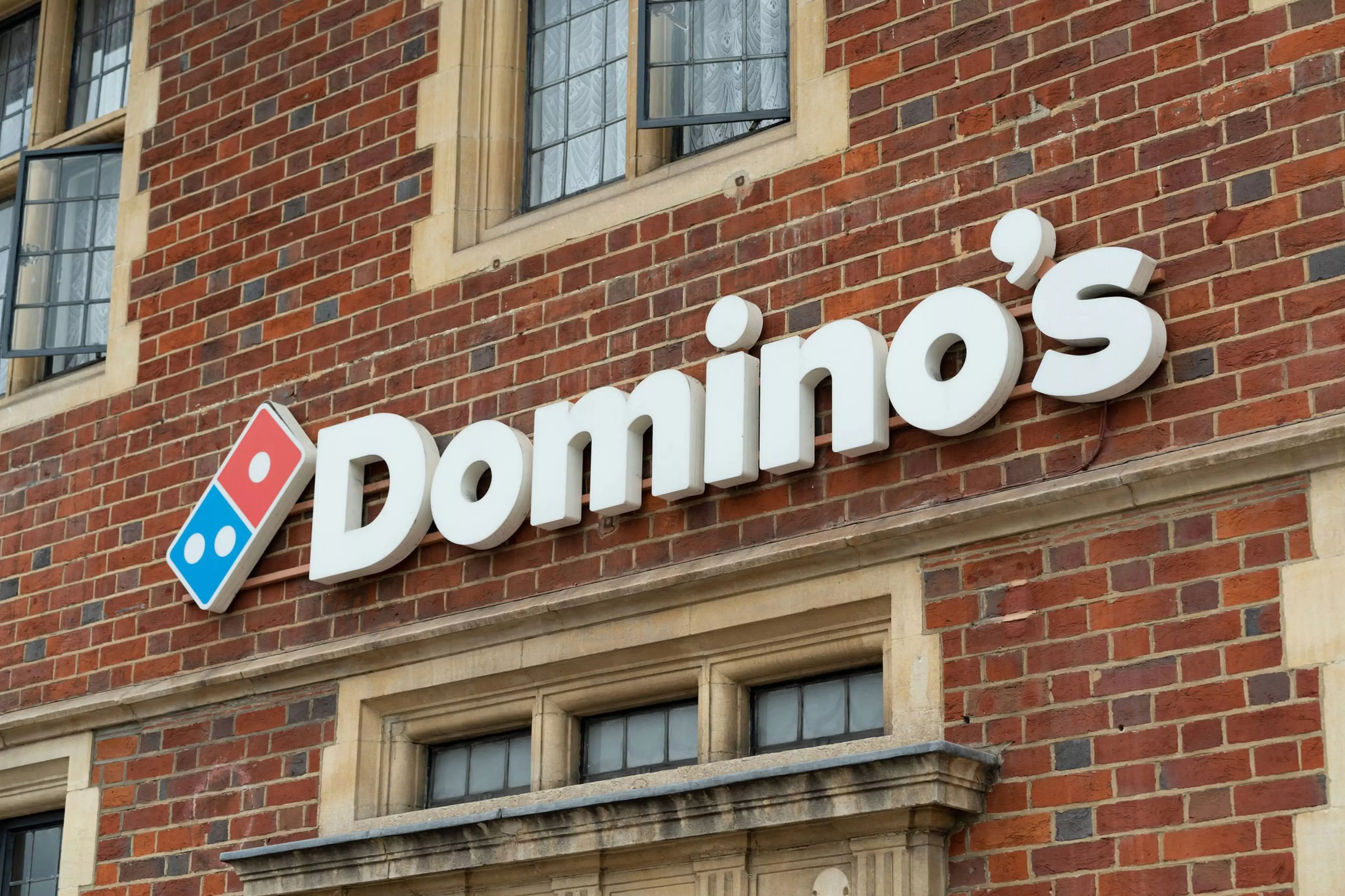 Picture of the side of a building with a Domino's sign.